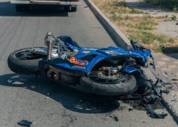 how motorcycle accident awyers can help in distracted driving cases
